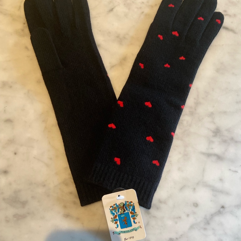 100% cashmere black gloves with hearts.